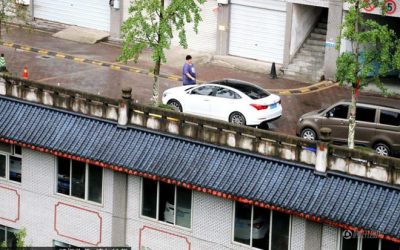 Đất chật người đông, Trung Quốc đành xây hẳn đường đi trên nóc nhà