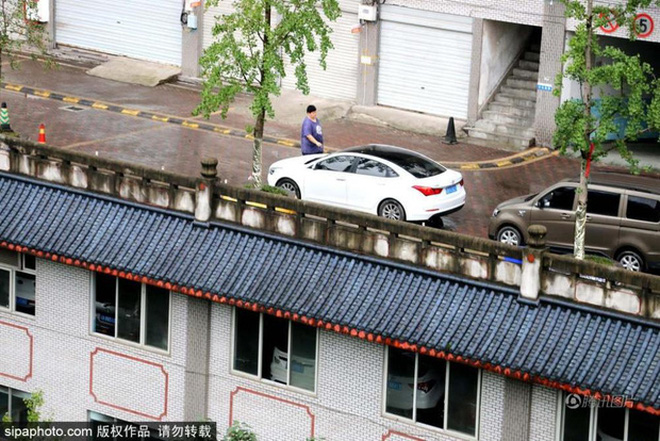 Đất chật người đông, Trung Quốc đành xây hẳn đường đi trên nóc nhà