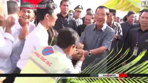 Thủ tướng Hun Sen bắt tay với các công nhân KHANG DUC I&C hôm khánh thành