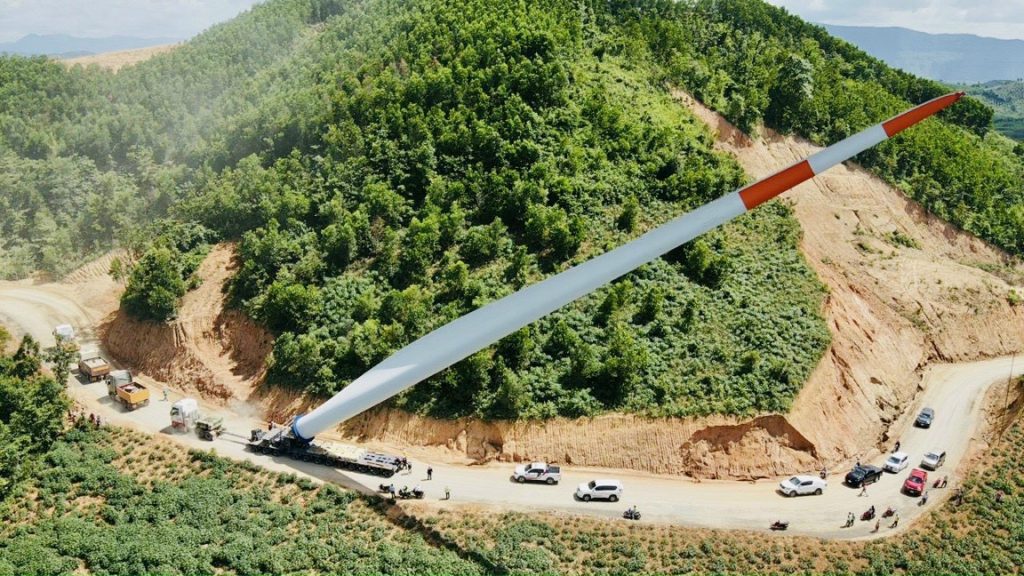 Vận chuyển các thiết bị khổng lồ để thi công các dự án điện gió ở miền tây Quảng Trị là việc không hề đơn giản, bởi đường sá ở khu vực ngoằn ngoèo, nhỏ và dốc