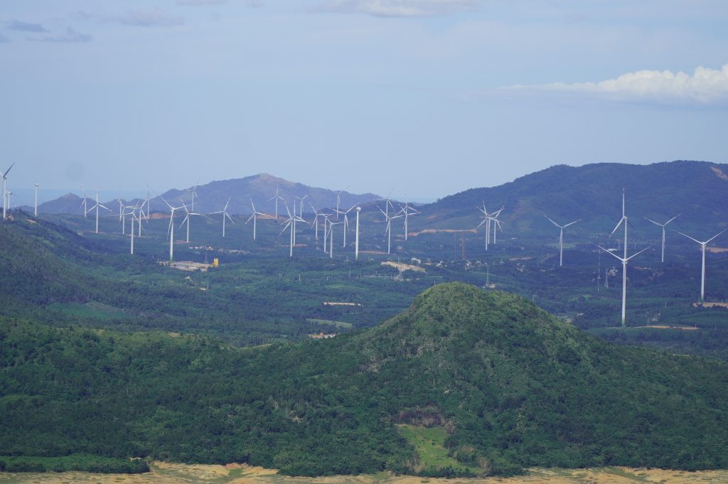 Những "cánh đồng điện gió" đã thành hình giữa núi non trùng điệp ở miền tây Quảng Trị