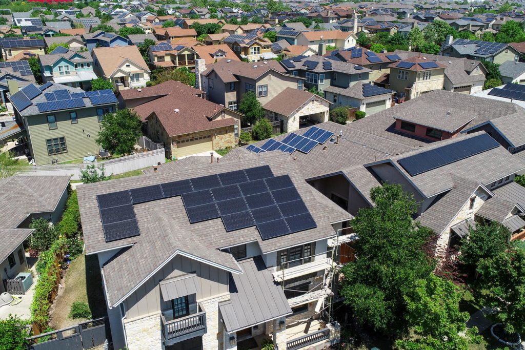 Các tấm pin mặt trời trên các mái nhà ở Đông Austin, Texas