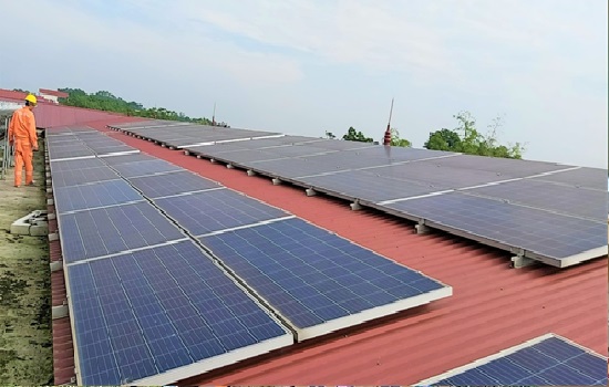 Các tấm pin mặt trời trên các mái nhà ở Việt Nam
