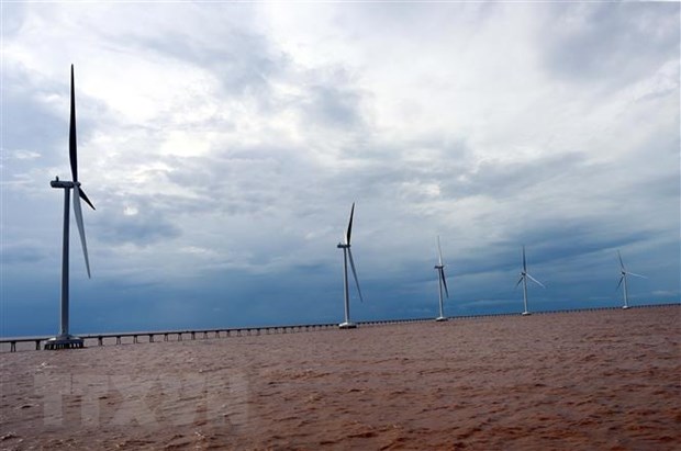 Nhiều trụ điện gió được lắp đặt hoàn thành đi vào hoạt động tại vùng ven biển Sóc Trăng. 