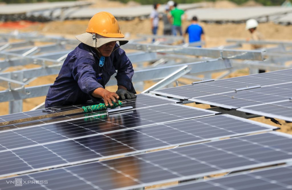 Công nhân lắp đặt các tấm pin điện mặt trời tại một dự án ở Ninh Thuận, tháng 2/2019. Ảnh: Quỳnh Trần