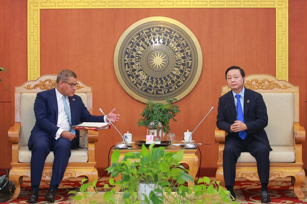 Chủ tịch COP26 Alok Sharma (trái) gặp Bộ trưởng Tài nguyên và Môi trường Trần Hồng Hà. Ảnh: ĐSQ Anh