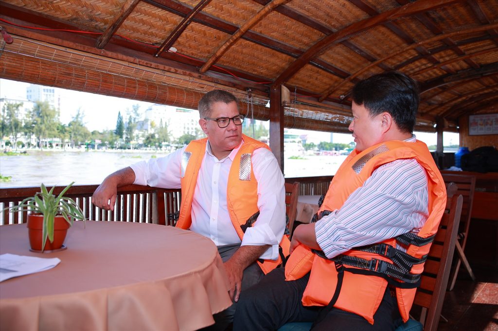 Chủ tịch COP26 Alok Sharma (trái) thăm Đồng bằng sông Cửu Long. Ảnh: ĐSQ Anh