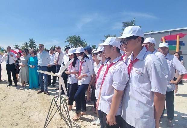 Thái tử kế vị Đan Mạch (thứ tư từ trái sang) dự chương trình trải nghiệm điện gió cùng các em học sinh Hải Phòng.