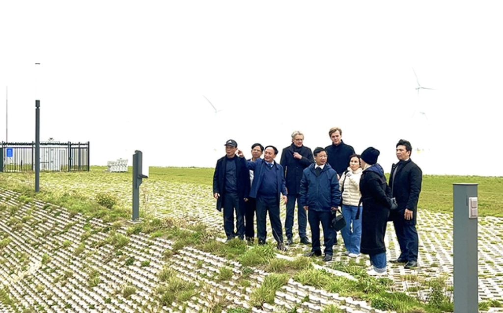 Phó Bí thư Thường trực Tỉnh ủy Quảng Bình Trần Hải Châu và đoàn công tác đến thăm công trình điện gió ngoài khơi tại Hà Lan. Ảnh: BQB