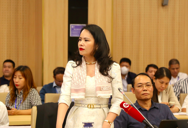 Bà Nguyễn Thị Thanh Bình đại diện các nhà đầu tư nêu kiến nghị với EVN