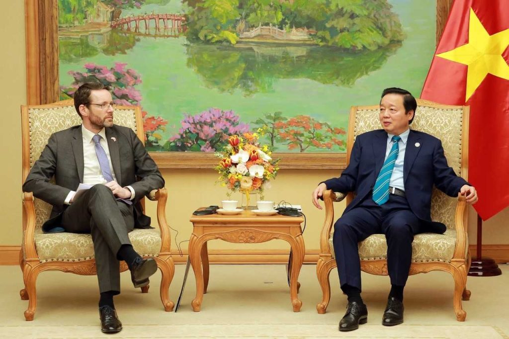 Phó Thủ tướng Trần Hồng Hà trao đổi với Đại sứ Vương quốc Anh Ian Frew